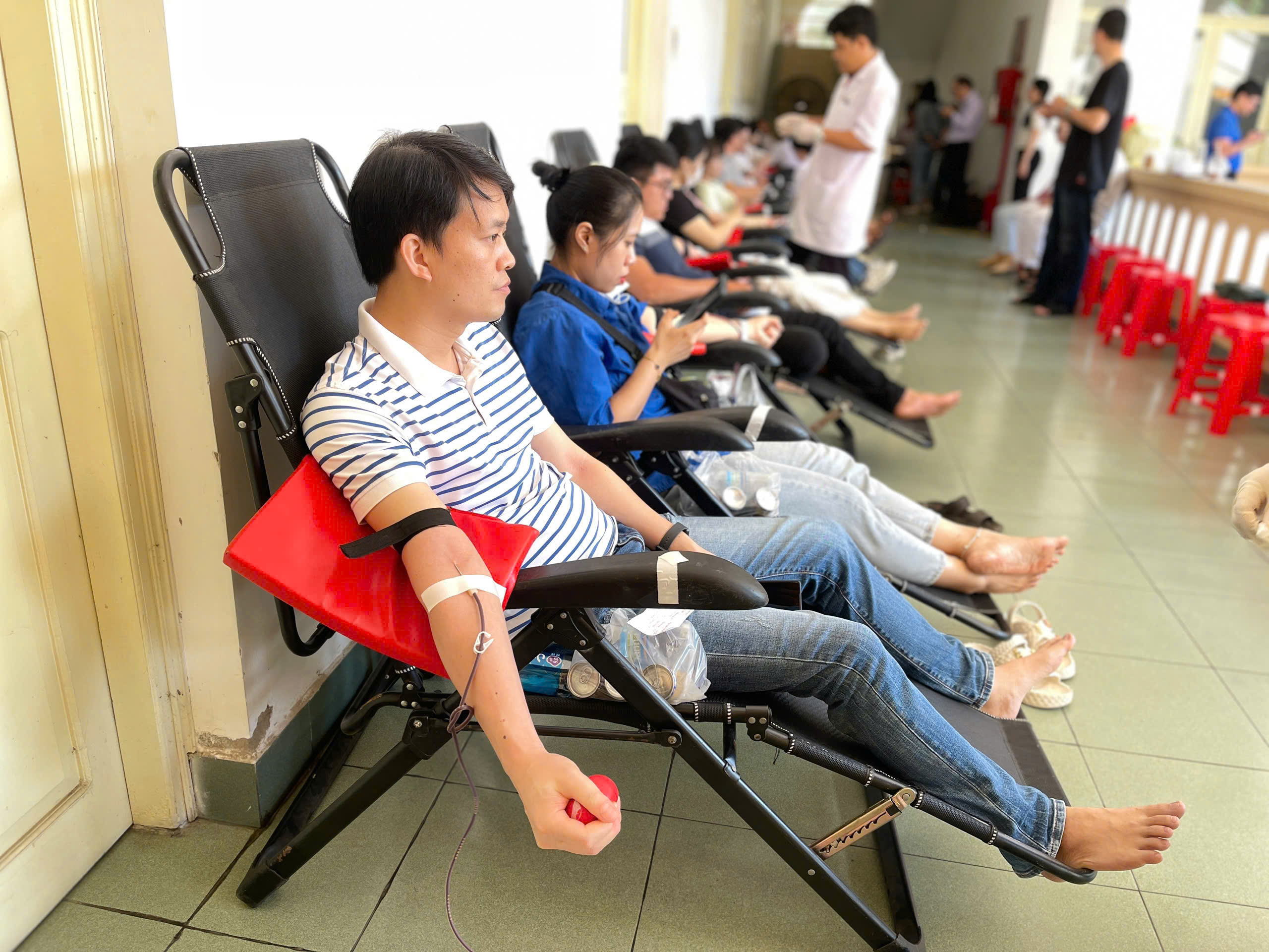 Các Y Bác Sĩ Viện Pasteur Nha Trang Hăng Hái Tham Gia Hiến Máu Tình Nguyện